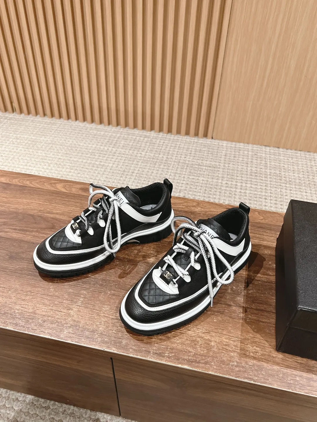 👟👟Ex-factory price 560👟👟 𝐂𝐇𝐀𝐍𝐄𝐋 Chanel’s new Milan catwalk sneakers, double C square round toe lace-up casual shoes, trendy shoes. This style is definitely Xiaoxiang’s hottest thing this season. You can’t buy this series at the counter. I wish I could weld it on my feet. It’s easy to wear and unique. It’s different from the previous style. It doesn’t have a big logo. Low-key and high-end. The light British-style square toe and the softness of the rhombus are perfectly blended together. There is a feeling that 1️⃣➕1️⃣ is greater than 3. The classic contrasting color combination is brilliant and not obtrusive. It can be paired with short skirts, shorts, denim, and trendy clothes. The sense of fashion is instantly improved by several levels. Upper: cowhide stitched with suede. Inner: breathable mesh. Sole: Original molded 𝐓𝐏𝐔 outsole Heel height: 4𝐂𝐌 Size: 35-40